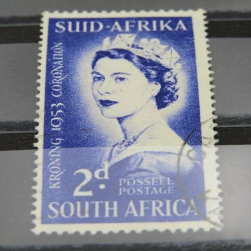 SACC 142 Queen Elizabeth 3 x Error stamps with dots on the left side of her face and chin