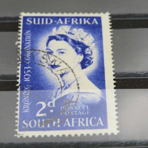 SACC 142 Queen Elizabeth 3 x Error stamps with dots on the left side of her face and chin