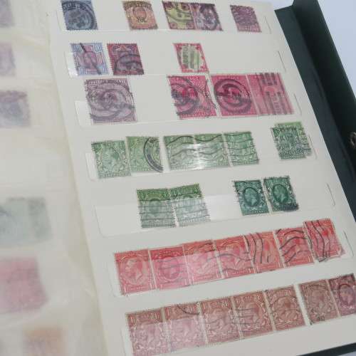 18 Page stamp album with over 700 British stamps - Including penny brown and some scarcer stamps