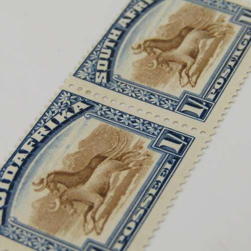 South Africa 1927 London pictorial 1 shilling pair unhinged mint - dot in A of SUIDAFRIKA