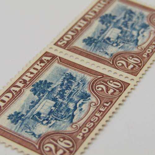 South Africa 2/6 stamp SACC 50a a mint pair with light hinge marks