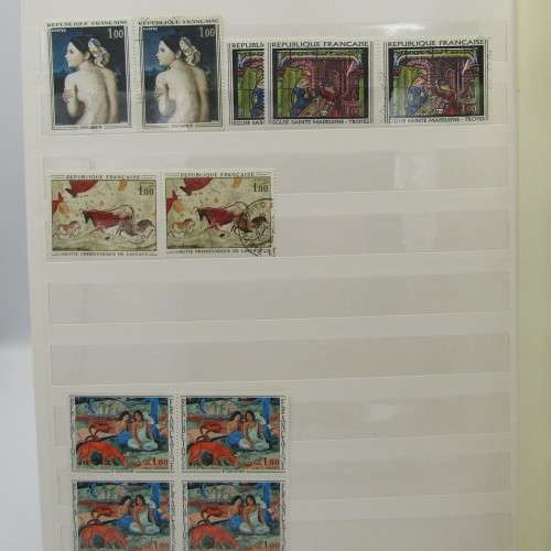 Thematic stamp collection in Top condition book - Almost 200 Art stamps