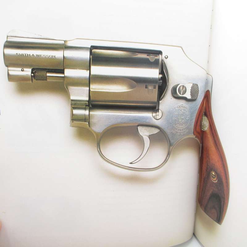 Handguns of the World by Jean-Noël Mouret