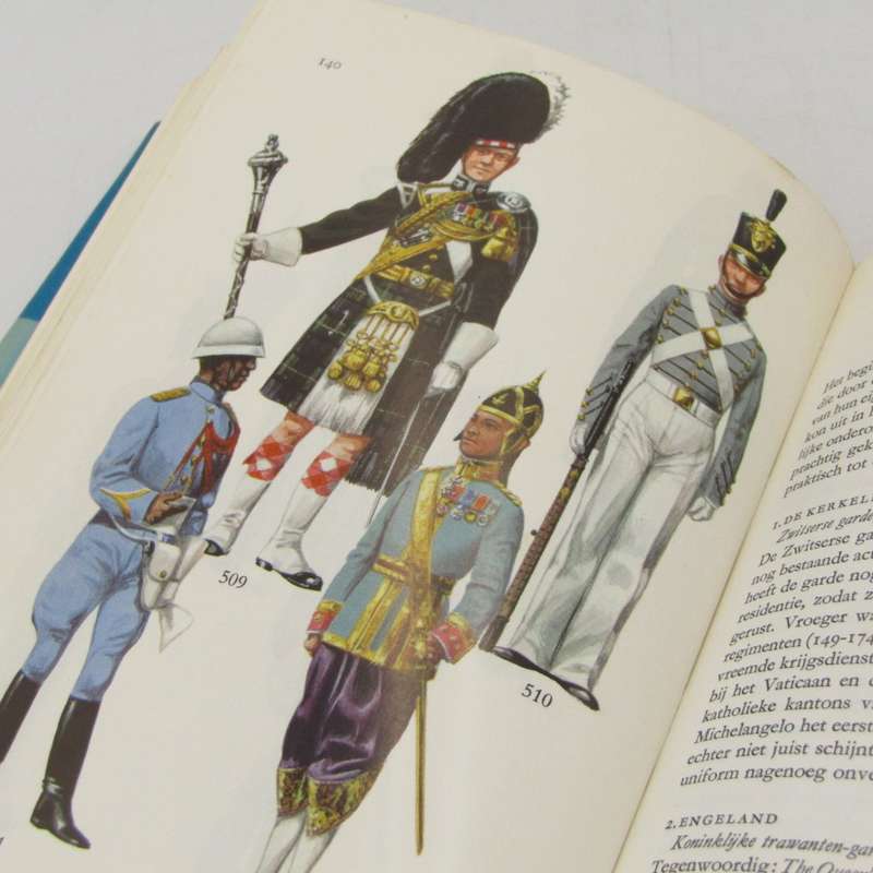 Uniformen in Kleur Dutch version 1969 by Moussault