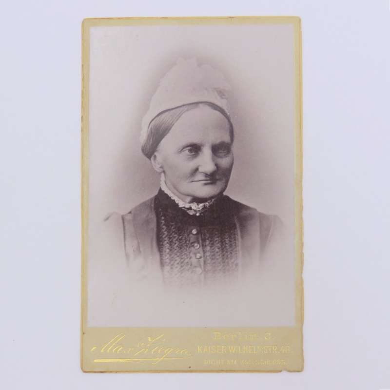 Antique photo identified as Grandmother Schmidt - German origin late 1800`s (Berlin)