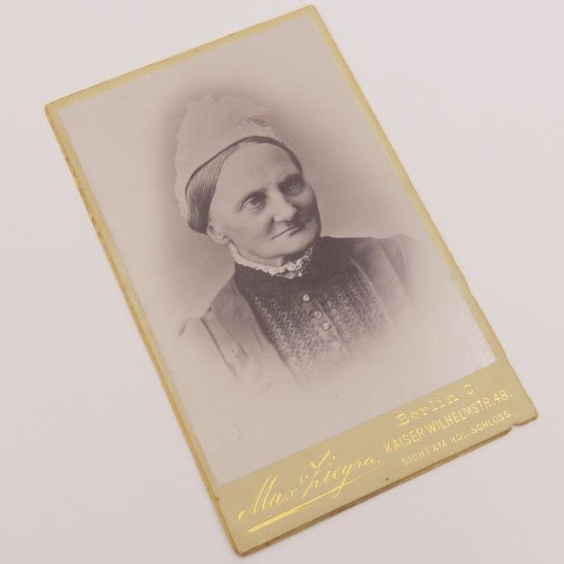Antique photo identified as Grandmother Schmidt - German origin late 1800`s (Berlin)