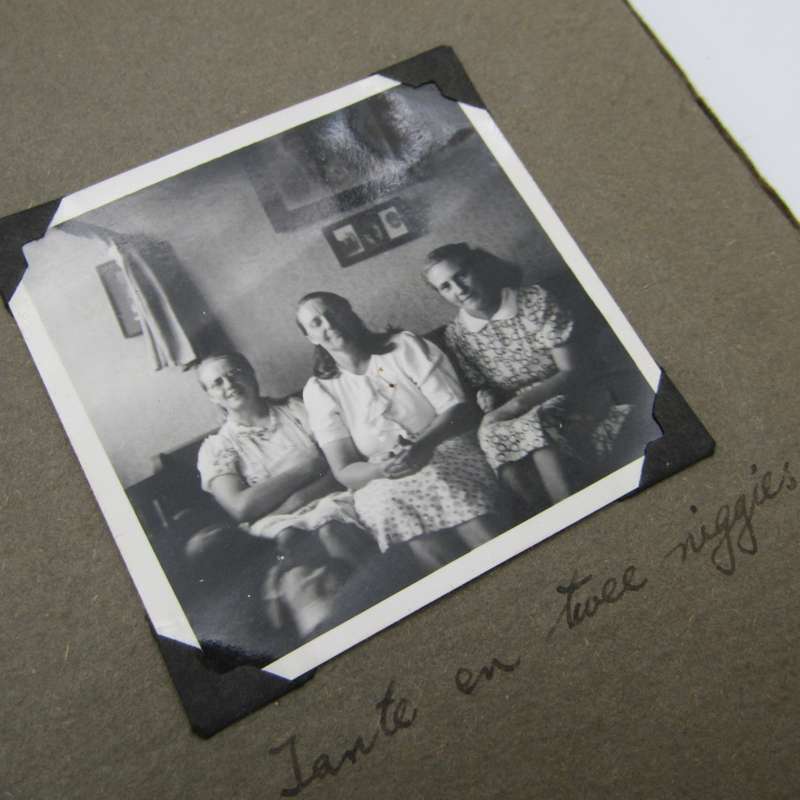 Album met meer as 70 fotos vanaf 1932 en aan - Families Barnardt, Kottich en ook fotos van Hasse