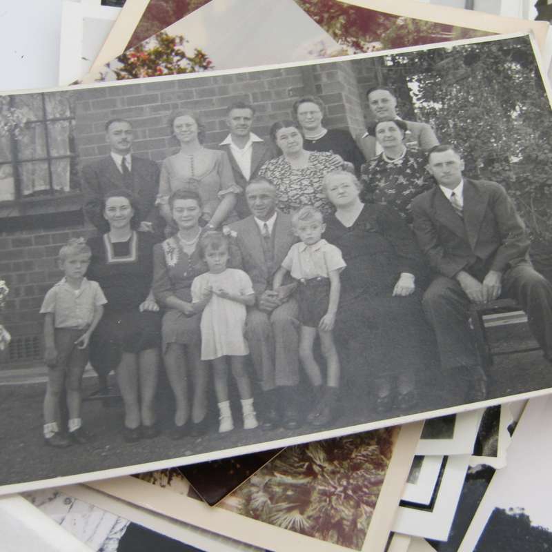 128 Fotos - meestal van mense in Bloemfontein omgewing - 1930 en aan Kottich en Barnardt families
