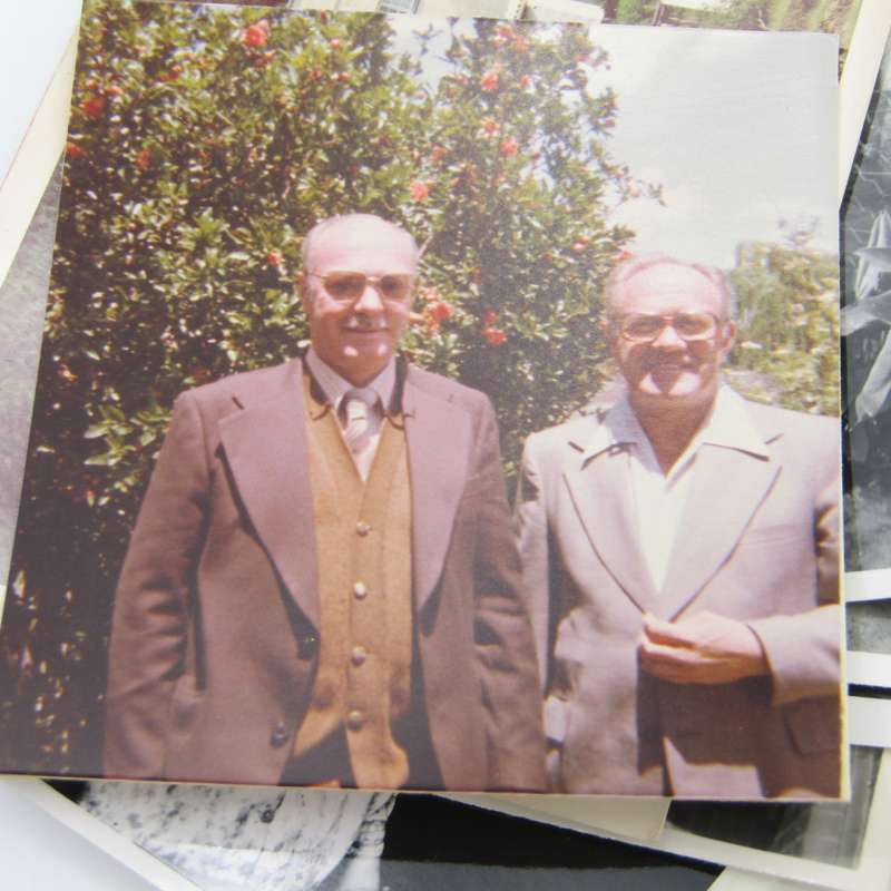 128 Fotos - meestal van mense in Bloemfontein omgewing - 1930 en aan Kottich en Barnardt families
