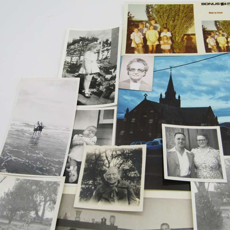 128 Fotos - meestal van mense in Bloemfontein omgewing - 1930 en aan Kottich en Barnardt families
