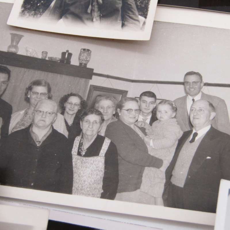 128 Fotos - meestal van mense in Bloemfontein omgewing - 1930 en aan Kottich en Barnardt families