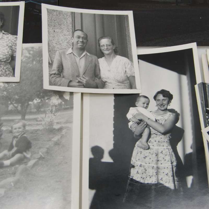 128 Fotos - meestal van mense in Bloemfontein omgewing - 1930 en aan Kottich en Barnardt families
