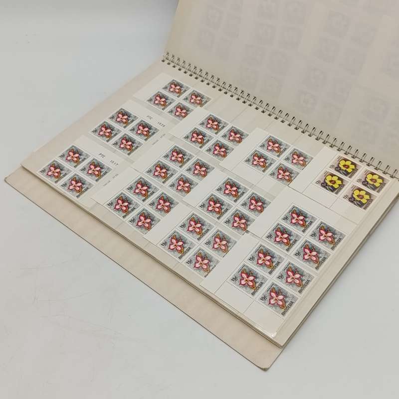 18 page Big 18 stamp album with over 640 Rhodesia mint stamps