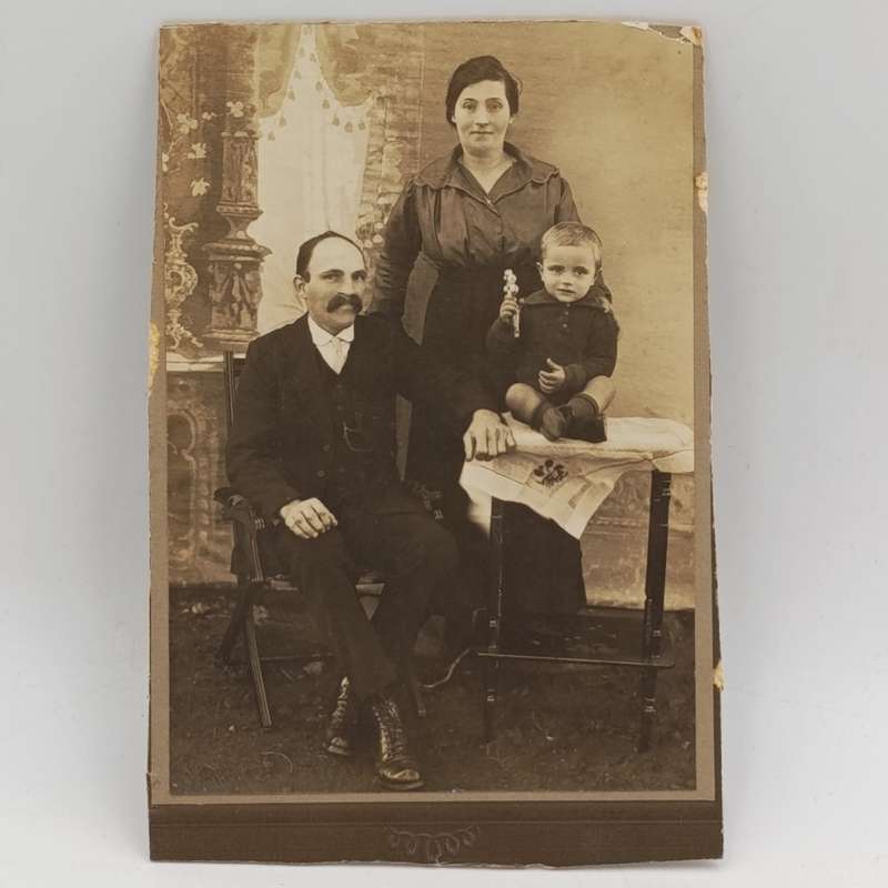 Photo titled Oom Jurie, Tannie Miemmie & Pietie. Probably Van Wyk or Beuke