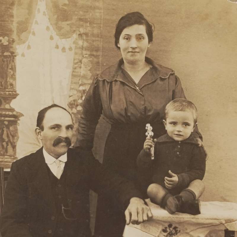 Photo titled Oom Jurie, Tannie Miemmie & Pietie. Probably Van Wyk or Beuke
