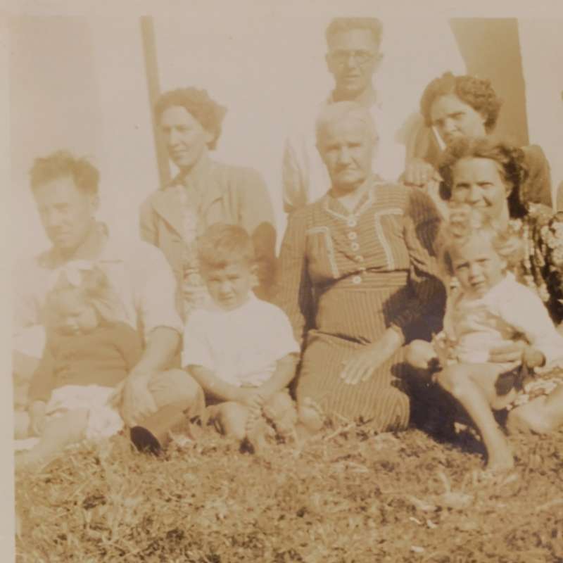 Photo of ouma Sarie van Wyk (Vanwyksvlei) with children & grandchildren