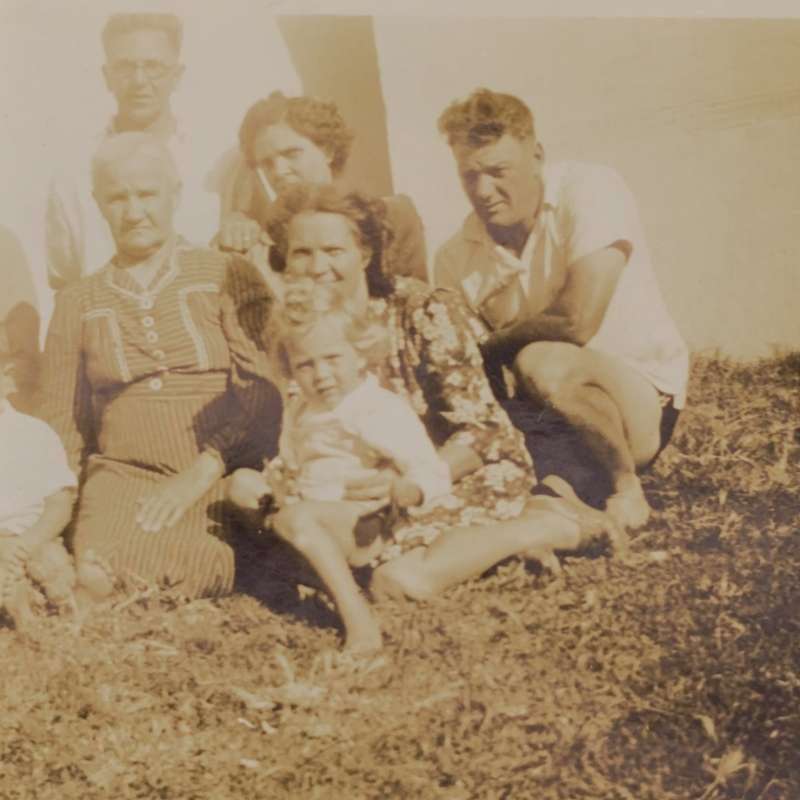 Photo of ouma Sarie van Wyk (Vanwyksvlei) with children & grandchildren