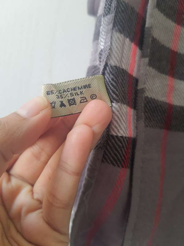 Burberry 65% cashmere, 35% silk scarf.