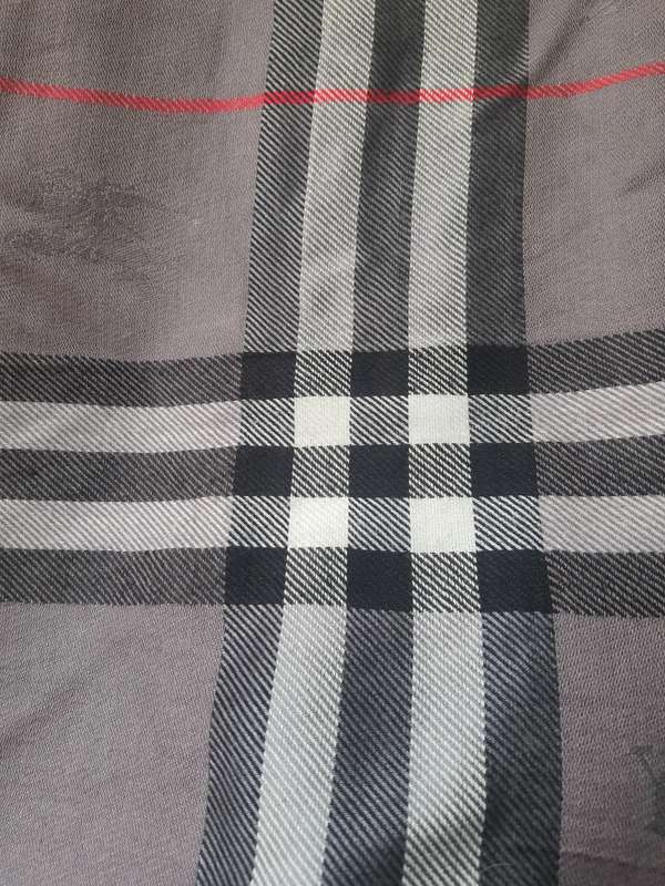 Burberry 65% cashmere, 35% silk scarf.