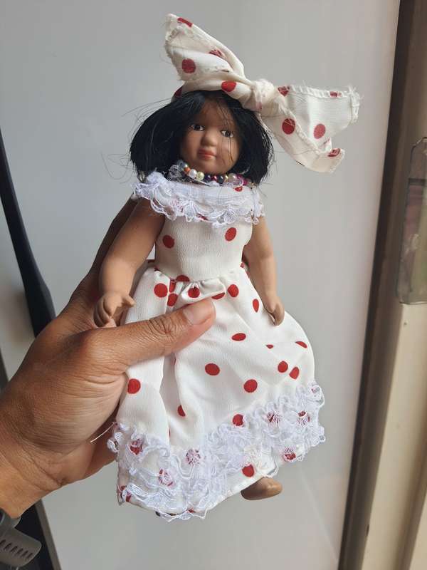 LOT - Porcelain Around the World dolls