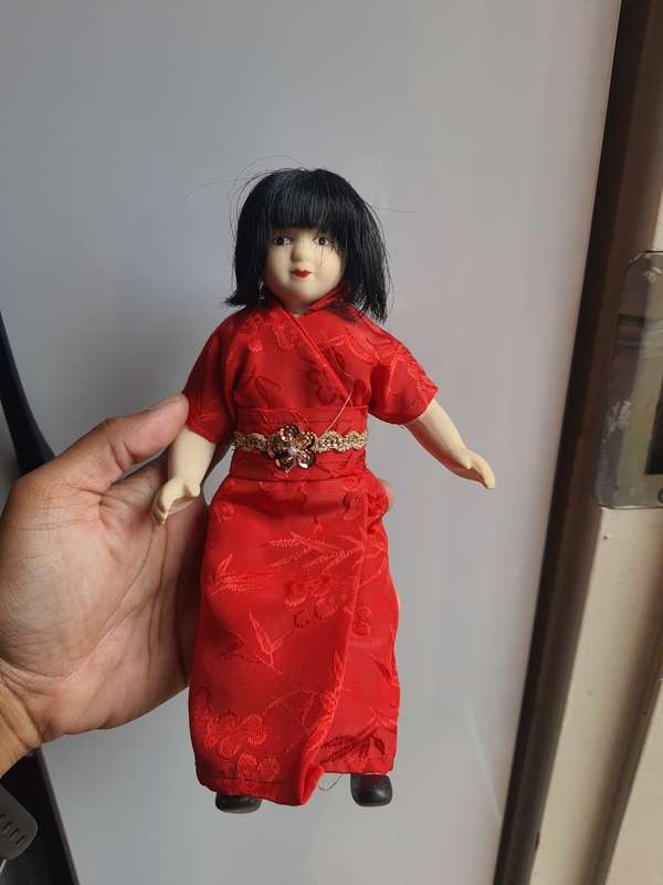 LOT - Porcelain Around the World dolls