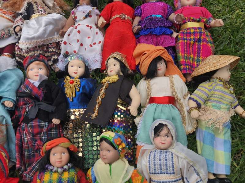 LOT - Porcelain Around the World dolls