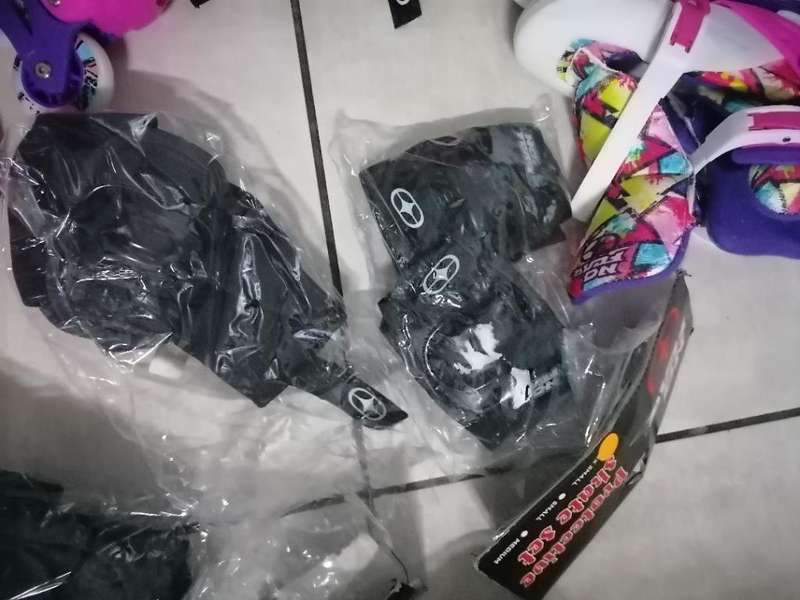 LIQUIDATION ITEM*R30 FREIGHT**BULK LOT OF NEW ROLLERSKATES,KNEE AND ELBOW GUARDS,HELMETS**