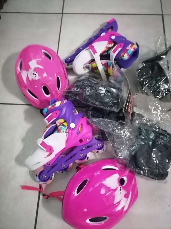 LIQUIDATION ITEM*R30 FREIGHT**BULK LOT OF NEW ROLLERSKATES,KNEE AND ELBOW GUARDS,HELMETS**