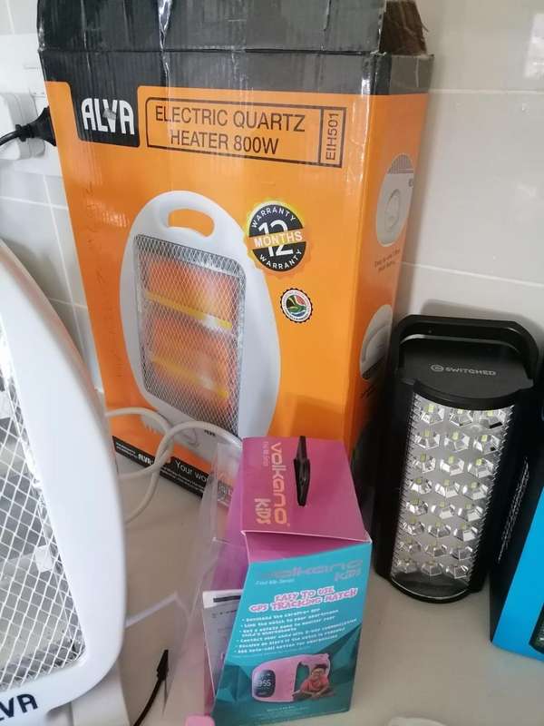 *FESTIVE DEALS*R30 FREIGHT FOR THE LOT*LOT OF UNTESTED ELECTRNICS*WATCH,WIFI CAM,HEATER.LED LIGHT**