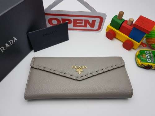 BRAND NEW 100% genuine leather  PRADA DESIGNER WALLETS FOR SALE