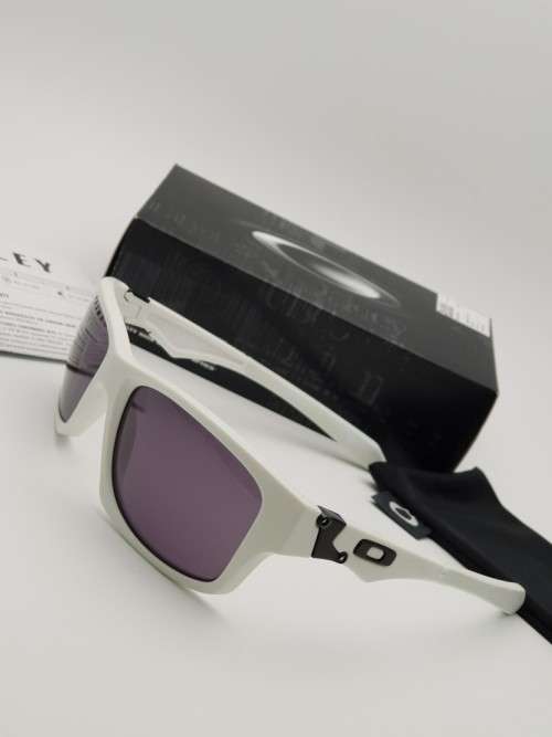 BRAND NEW OAKLEY DESIGNER SUNGLASSES  FOR SALE