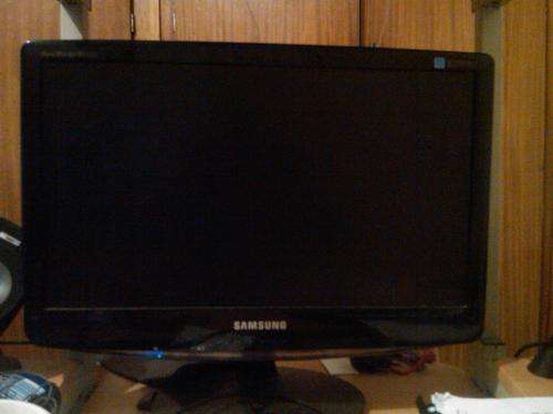 18.5" SAMSUNG LCD MONITOR - EXCELLENT CONDITION