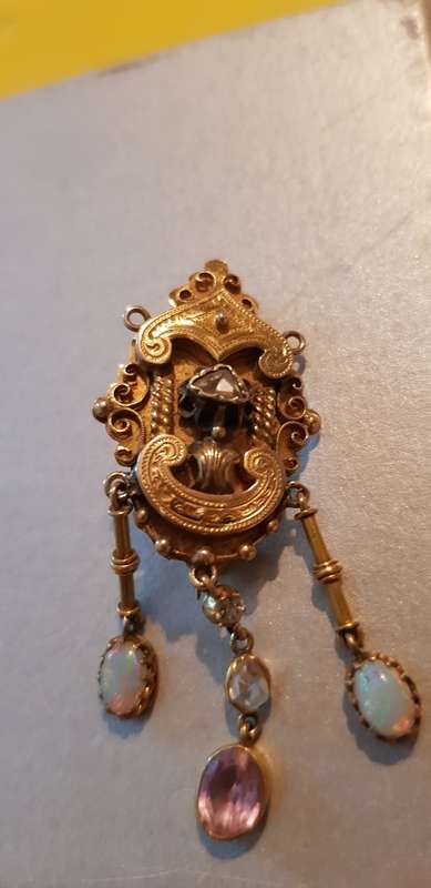 STUNNING DIAMOND, PINK SAPPHIRE & OPAL BROOCH SET IN 10CT GOLD