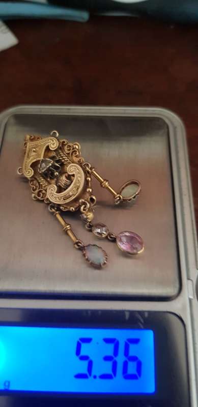 STUNNING DIAMOND, PINK SAPPHIRE & OPAL BROOCH SET IN 10CT GOLD