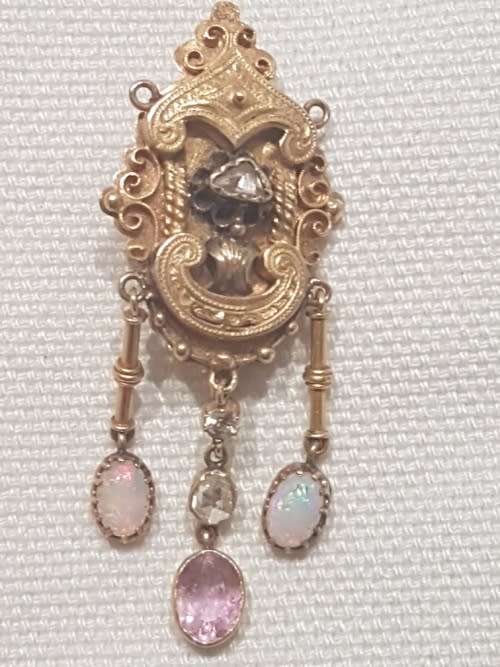 STUNNING DIAMOND, PINK SAPPHIRE & OPAL BROOCH SET IN 10CT GOLD