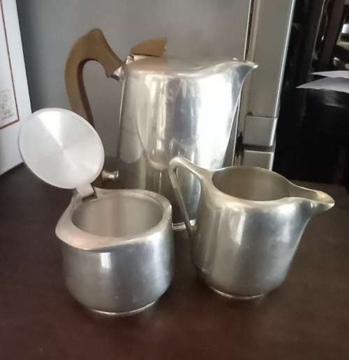 MID 20TH CENTURY - STUNNING RETRO PICQUOT COFFEE POT, MILK JUG AND SUGAR BOWL WITH LID