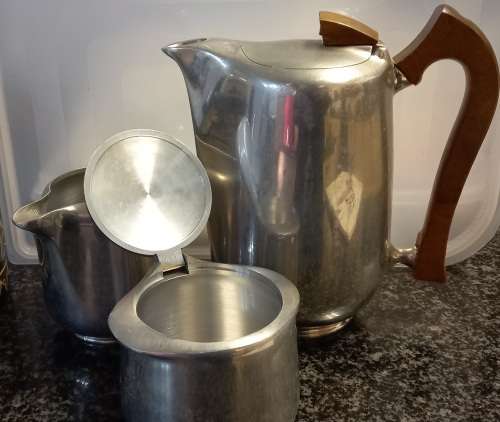 MID 20TH CENTURY - STUNNING RETRO PICQUOT COFFEE POT, MILK JUG AND SUGAR BOWL WITH LID
