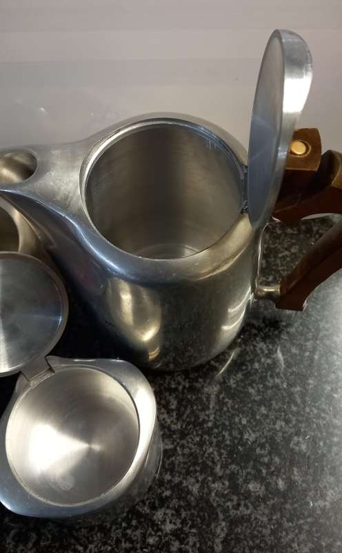 MID 20TH CENTURY - STUNNING RETRO PICQUOT COFFEE POT, MILK JUG AND SUGAR BOWL WITH LID