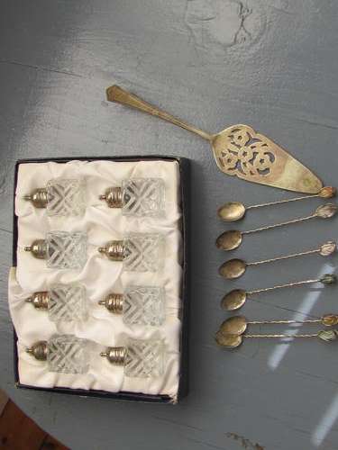 Silver cake lifter, 6 silver salt spoons - set of 8 Salt & pepper shakers in original box thrown in