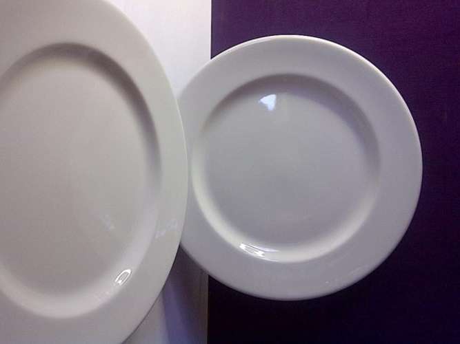 ELEGANT AND SIMPLE - Set of 5 Classic Plain White Royal Doulton Dinner Plates - One bid for all!!