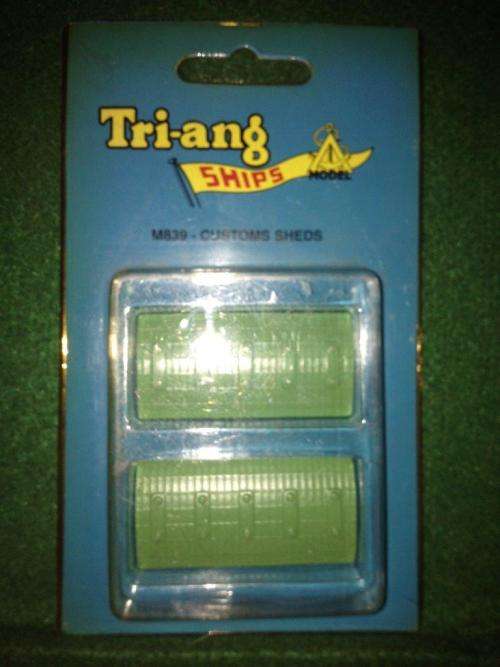 Tri-ang Ships M839 Customs Shed 2 piece blister pack 1:1200 Scale (NOS)