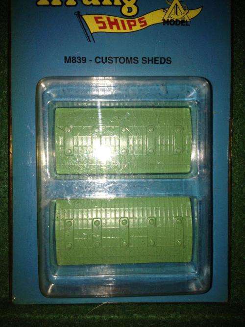 Tri-ang Ships M839 Customs Shed 2 piece blister pack 1:1200 Scale (NOS)