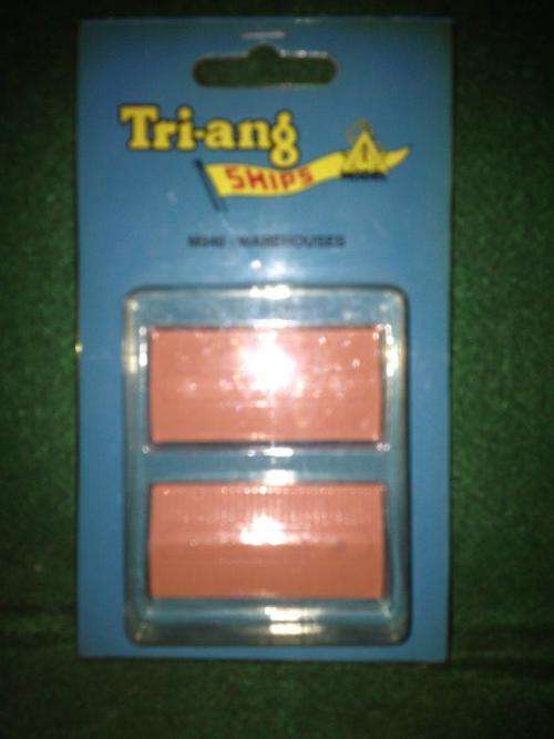 Tri-ang Ships M840 Warehouses 2 piece blister pack 1:1200 Scale (NOS)