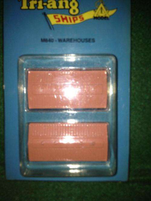 Tri-ang Ships M840 Warehouses 2 piece blister pack 1:1200 Scale (NOS)