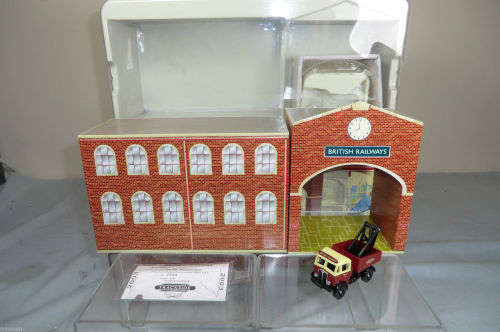 Lledo 2 Piece Tin Plate Railway depot & AEC wrecker British Railways BB2002 - 1:76 00 Scale (NOS)