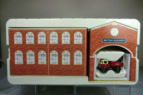 Lledo 2 Piece Tin Plate Railway depot & AEC wrecker British Railways BB2002 - 1:76 00 Scale (NOS)