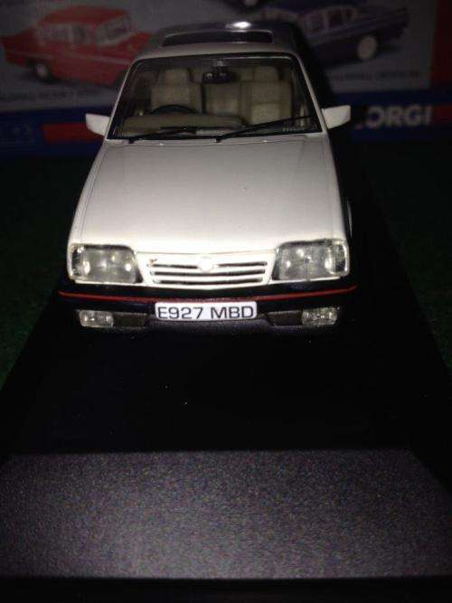 Vanguards - Vauxhall Cavalier SRi MKII Polar White (NOS - New old Stock)