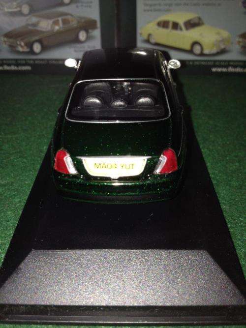 Vanguards - Rover 75 British Racing Green ( Factory fault on one rim ) (NOS - New old Stock)