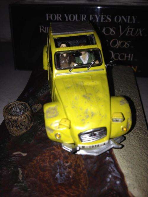Citroen 2CV - For Your Eyes Only - James Bond Car Collection no5 1:43 Scale Die Cast