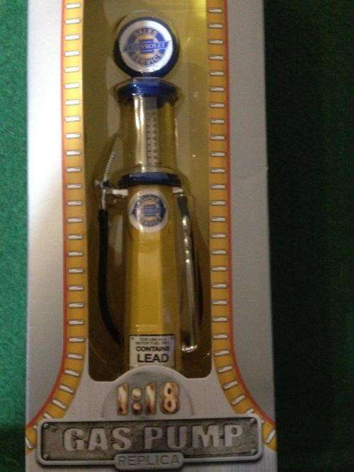 Road Signature - Sales Chevrolet Service Gas Pump Replica 1:18 Scale